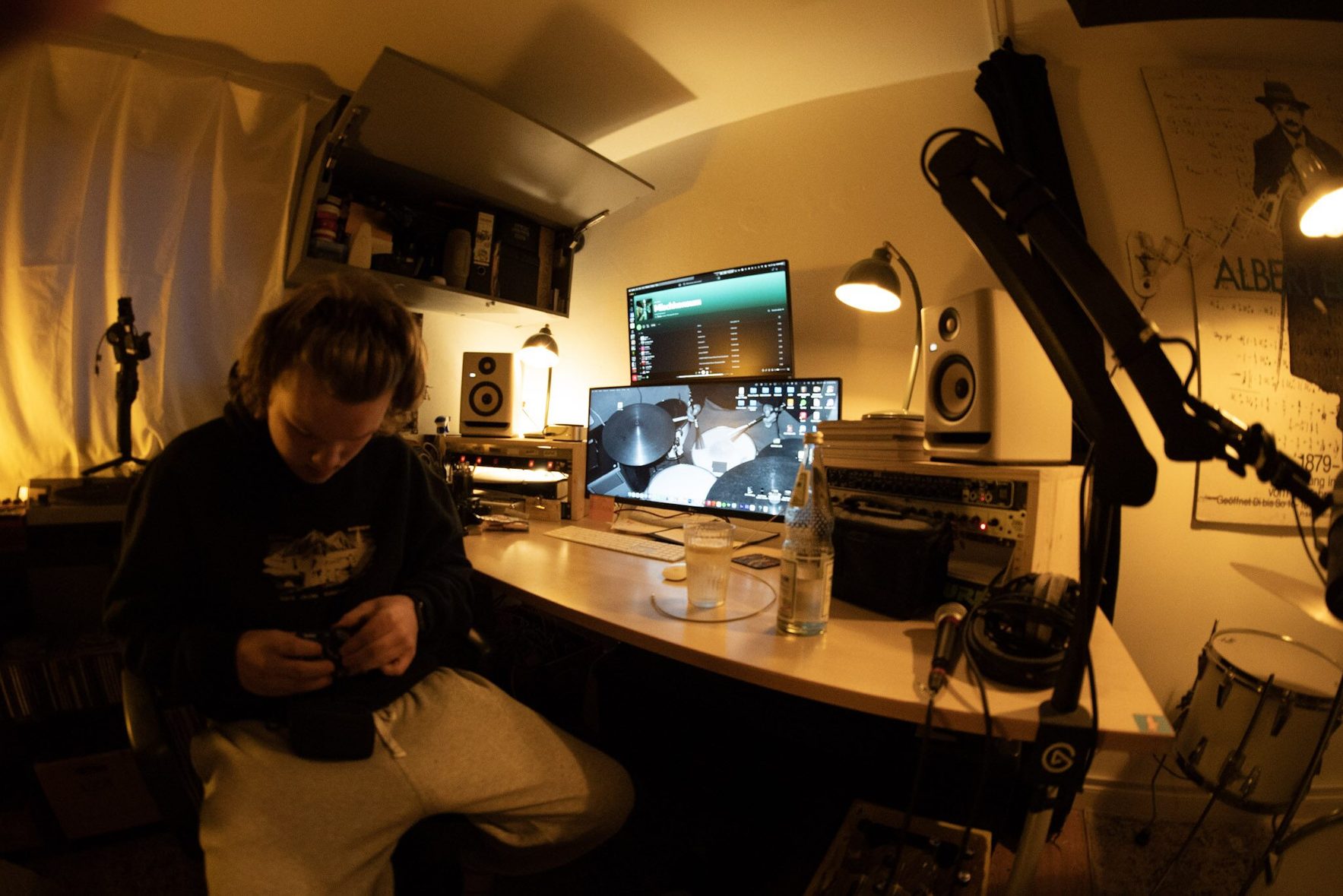 SkiD am Schreibtisch im Homestudio