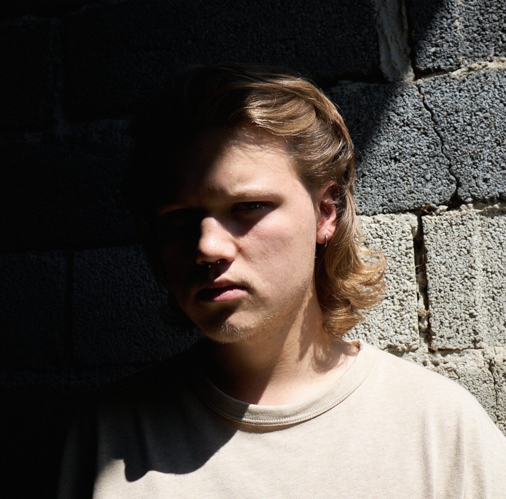 Nahaufnahme von SkiD im Halbschatten vor einer Steinwand